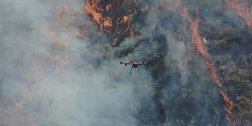Dernières nouvelles de l'entreprise Un incendie de forêt éclate à Yajiang, Sichuan: les drones courent contre le temps pour aider à éteindre le feu