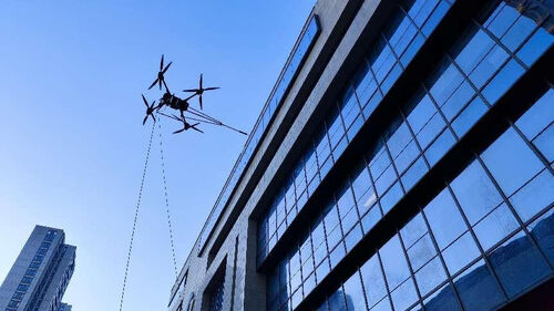 Dernières nouvelles de l'entreprise Première année de nettoyage de bâtiments par drone: drone de nettoyage MYUAV FC30X