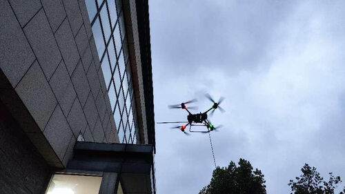 Dernières nouvelles de l'entreprise Qu'est-ce que les grandes entreprises recherchent quand elles veulent entrer dans le secteur du nettoyage de bâtiments avec drones?