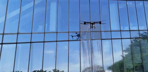 Dernières nouvelles de l'entreprise Application pratique du drone MYUAV : nettoyage efficace de la façade rideau du bâtiment Hanjing à Shenzhen