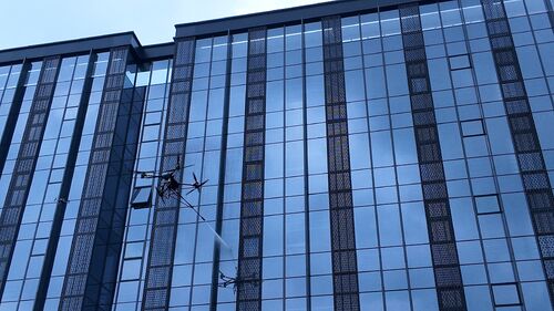 Dernières nouvelles de l'entreprise Le drone de nettoyage haute altitude MYUAV DJI FC30 à double cordon a effectué une opération de nettoyage de façade efficace et respectueuse de l'environnement.