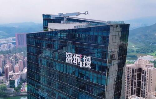 Dernières nouvelles de l'entreprise La tour Chengtou de Shenzhen reçoit un lifting de visage de haute technologie grâce aux drones de nettoyage à double tige de MYUAV