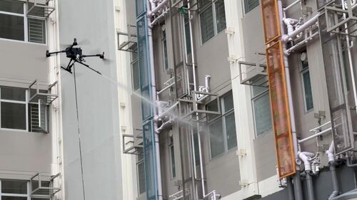 Dernières nouvelles de l'entreprise Dites adieu aux aventures en haute altitude ! Le drone à double attache MYUAV M400X rend les tests de pulvérisation d'eau sur les murs extérieurs plus sûrs et plus précis.