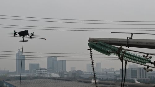 Dernières nouvelles de l'entreprise Percée dans le nettoyage sous tension des isolateurs haute tension ! Les drones MYUAV réussissent leur application pratique