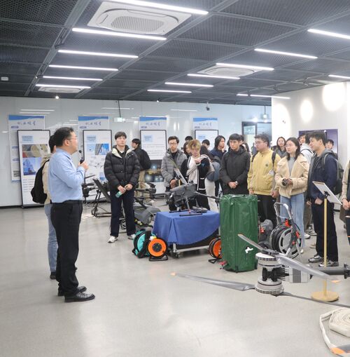 Dernières nouvelles de l'entreprise Les professeurs et les étudiants de HKU visitent MYUAV pour explorer les applications de pointe des drones connectés