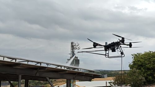 Dernières nouvelles de l'entreprise Le drone de nettoyage à haute altitude à double connexion MYUAV FC30 achève un projet de nettoyage de panneaux photovoltaïques au Moyen-Orient