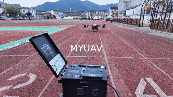 L'alimentation électrique reliée permet un vol continu de 24 heures par le drone attaché par MYUAV